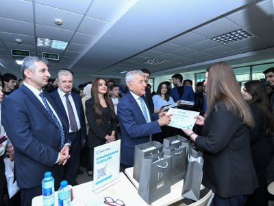 Rektor BMU-da karyera sərgisi ilə tanış olub