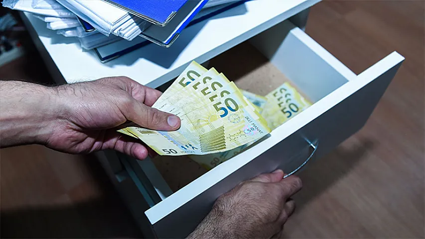 26 min manat mənimsəyən məktəb direktoru cəzalandırıldı