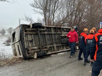 Sivasda şagirdləri daşıyan servis aşdı: yaralılar var