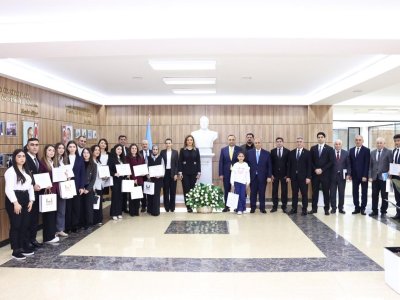 "İlin gənc müəllimi" mükafatlandırıldı - FOTOLAR