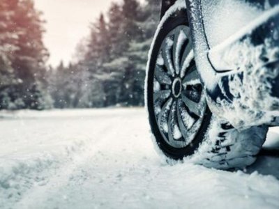 Qubada avtomobil qayadan aşdı -&nbsp;bir ailənin 3 üzvü xəsarət aldı