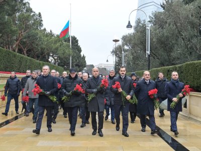 Nazirlik rəsmiləri şəhidlər xiyabanında...