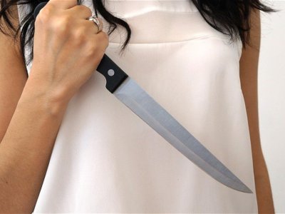 Yeniyetmə qız anasını döydüyü üçün atasını bıçaqladı