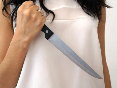 15 yaşlı qız bıçaqla atasına xəsarət yetirib