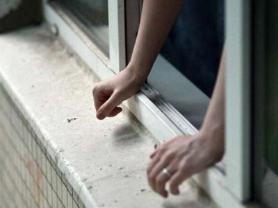 Bakıda şagird məktəbin pəncərəsindən yıxılıb