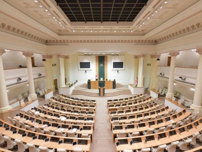 Gürcüstan parlamenti 11 illik təhsilə keçidlə bağlı dəyişiklikləri qəbul edib
