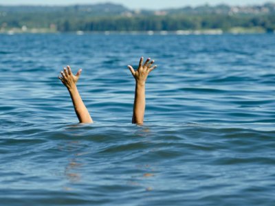 Ana 5 yaşlı oğlunu dənizə ataraq ölümünə səbəb oldu