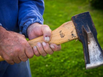 38 yaşlı kişi balta ilə uşaqlara hücum çəkib