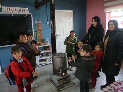 Türkiyədə&nbsp;müəllimlər qarlı havada şagirdləri üçün odun doğrayır