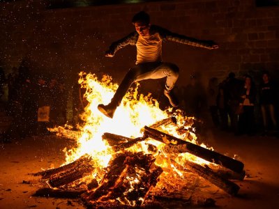 Gəncədə yeniyetmə tonqala yıxıldı