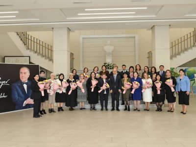 Elm və təhsil naziri təqaüddə olan qabaqcıl qadın təhsil işçiləri ilə görüş keçirib