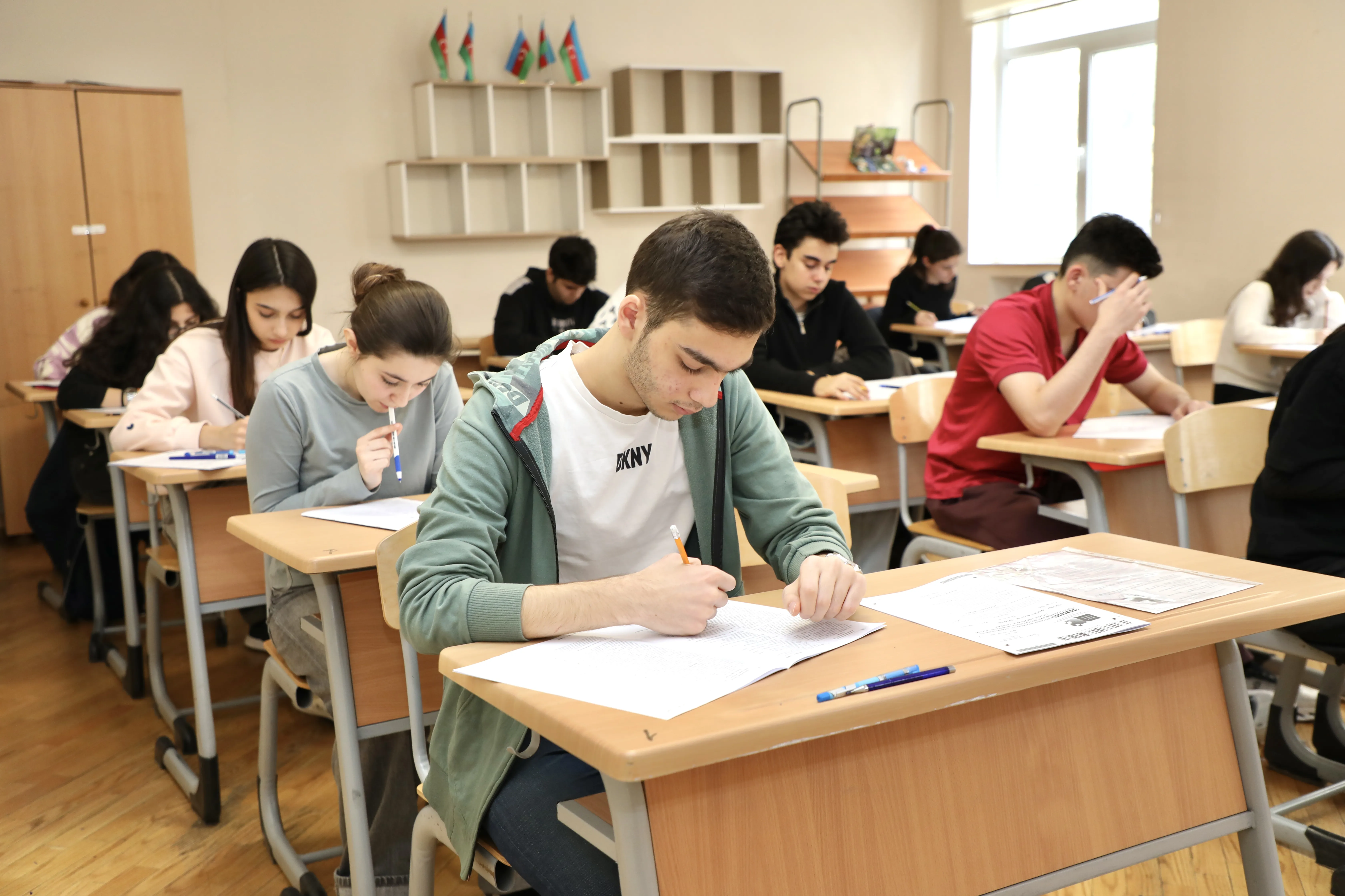 9 nəfərdə mobil telefon aşkandı - imtahandan XARİC edildilər