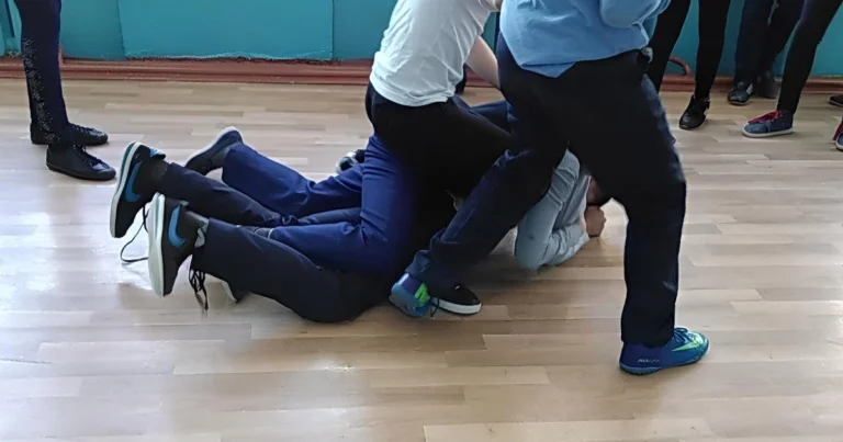 Tənəffüs zamanı məktəbdə insident: Şagird xəsarət aldı