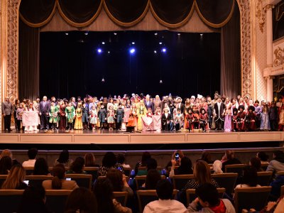 Məktəblilər peşəkar səhnədə