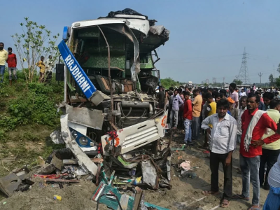 Hindistanda sərnişin avtobusu qəza törətdi: 2 uşaq yaralandı