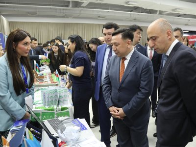 Qazaxıstanda Azərbaycan Universitetinin stendinə böyük maraq