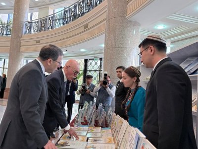 Firudin Qurbanov Türkmənistanın təhsil nazirinin müavinləri ilə görüşüb