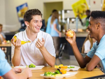 Məktəb menyularında sağlamlıq islahatı: qızardılmış yeməklər çıxarılır