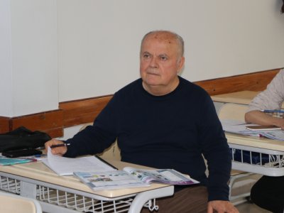 74 yaşlı baba nəvəsi ilə ünsiyyət üçün ingilis dili öyrənir