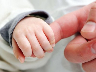 2 yaşlı körpə boğazında qida qalması səbəbindən ölüb