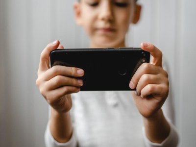 İngiltərədə məktəblərdə smartfonlara qanuni qadağa hazırlanır