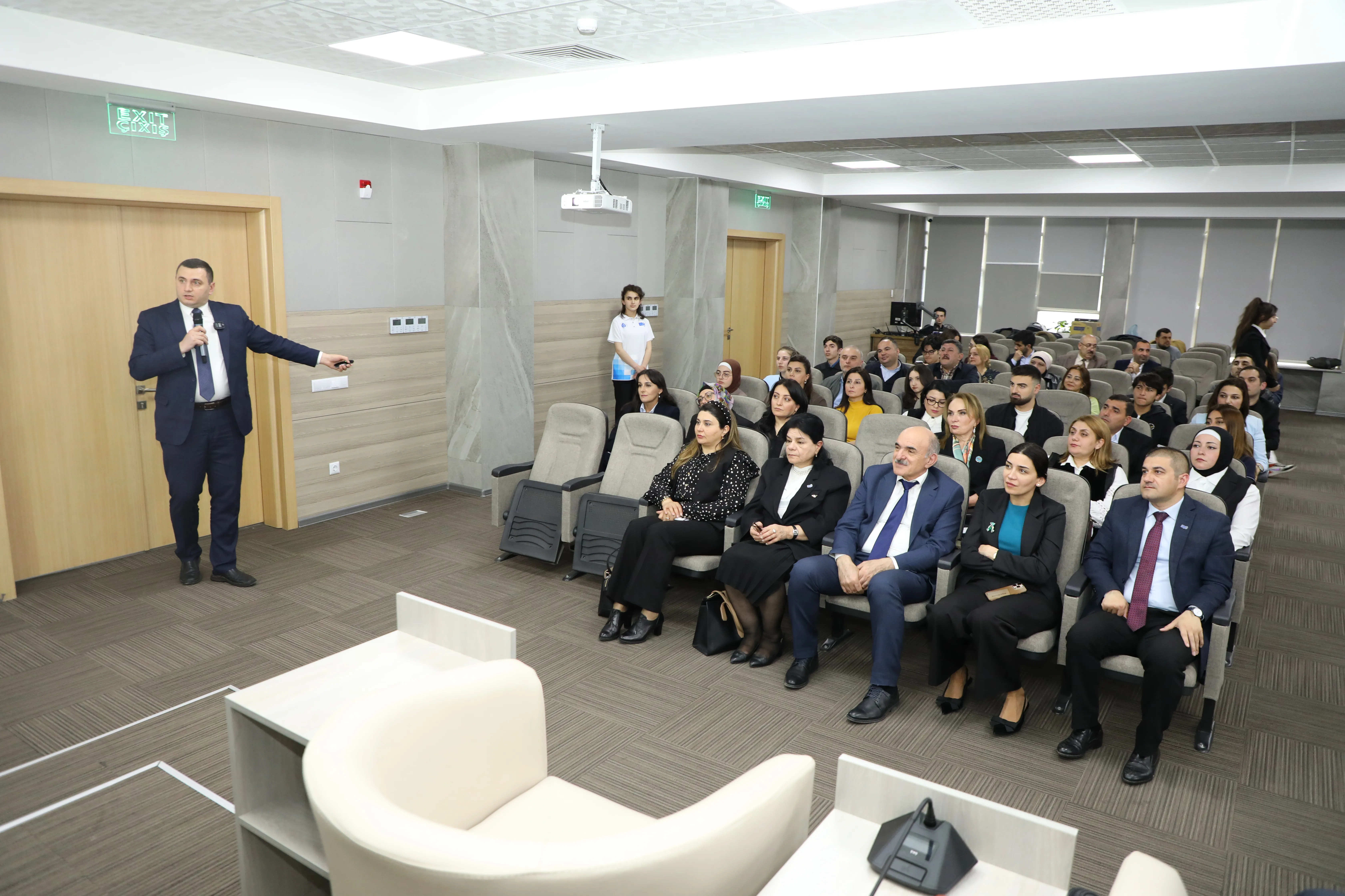 DİM-də abituriyent və ictimaiyyətlə açıq görüş keçirilib