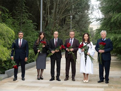 Beynəlxalq konfrans iştirakçıları Fəxri Xiyabanda