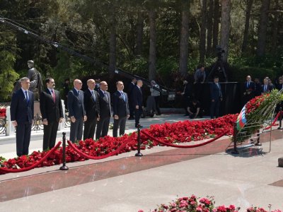 Elm və Təhsil Nazirliyinin kollektivi ulu öndərin məzarı ziyarət edib