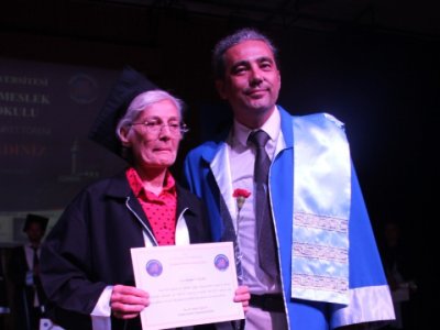 70 yaşında universitet bitirdi: Diplomunu dekan oğlundan aldı