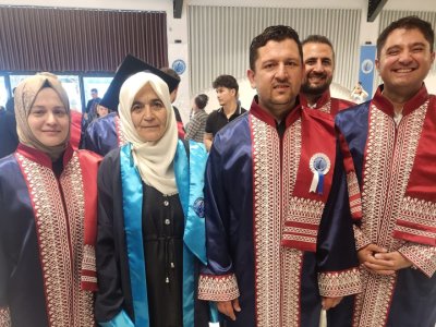 65 yaşında universitet məzunu oldu