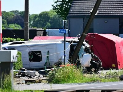Məktəb avtobusu və qatarın toqquşması nəticəsində 2 şagird ölüb