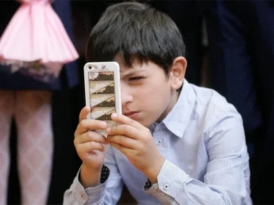Sosial şəbəkələrin uşaqlar üçün təhlükəsi siqaret çəkməklə müqayisə edilir