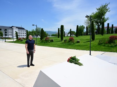 Prezident Xankəndidə Zəfər tağının önünə gül dəstələri düzüb