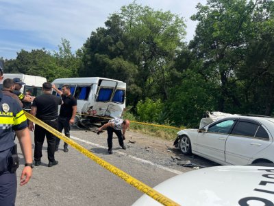 Məktəbliləri aparan mikroavtobus qəza etdi