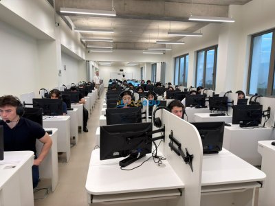 UNEC-də bir ilk: xarici dil&nbsp;imtahanında nələr yaşandı? -&nbsp;REPORTAJ