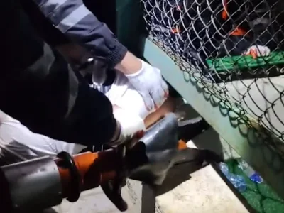 11 yaşlı uşağın başı&nbsp;dəmir barmaqlıqları arasında qaldı