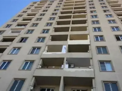 Bakıda 19 yaşlı qız eyvandan yıxıldı