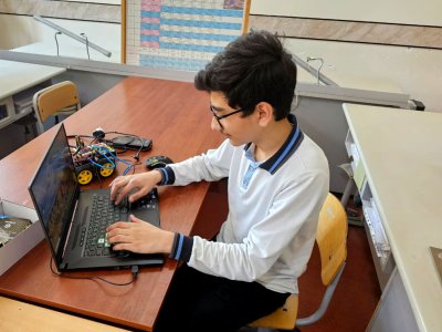 Paytaxt məktəblisi öz mobil tətbiqini yaradıb