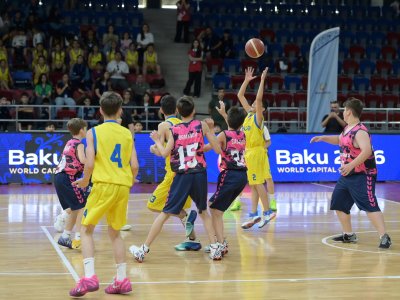 Nazir məktəblilər arasında basketbol yarışını izləyib