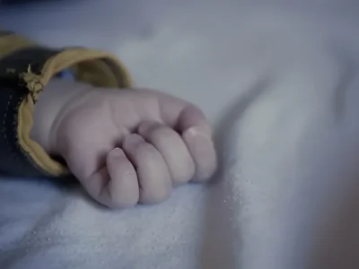 Nəfəs borusunda qida qalan körpə öldü
