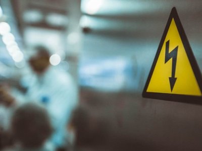 19 yaşlı gənci elektrik cərəyanı vuraraq öldürüb