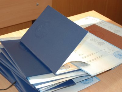 Xarici dil üzrə fəlsəfə doktoru imtahanından keçənlərə şəhadətnamə verilir
