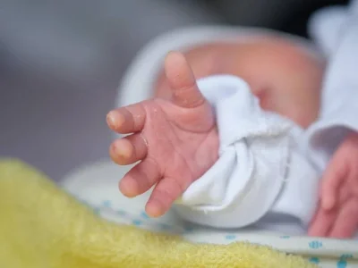 &nbsp;3 aylıq körpə pilləkəndən yıxılaraq ölüb