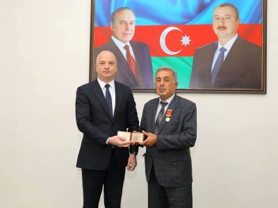 Etibar Quliyevə &ldquo;Dövlət qulluğunda fərqlənməyə görə&rdquo; medalı təqdim olunub