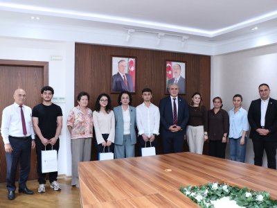 Rektor universitetə yüksək balla qəbul olunan tələbələrlə görüşüb
