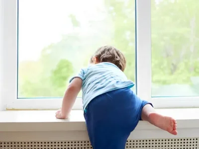 Lənkəranda üçyaşlı uşaq binadan yıxılıb