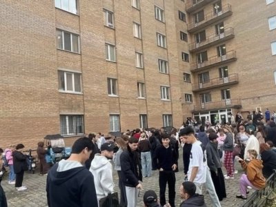 Moskvada ali məktəb tələbələri və əməkdaşları ikinci gündür təxliyə edilirlər