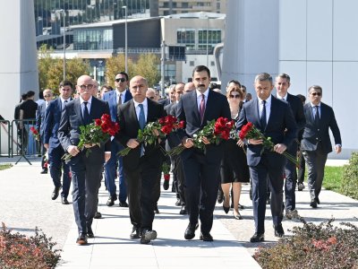 Elm və Təhsil Nazirliyinin rəhbərliyi Zəfər parkını ziyarət edib