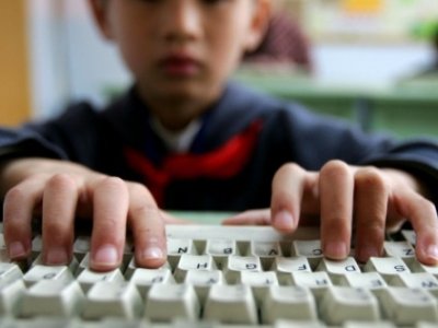 Uşaqları internetdən uzaq tutmaq lazımdır, yoxsa öyrətmək?