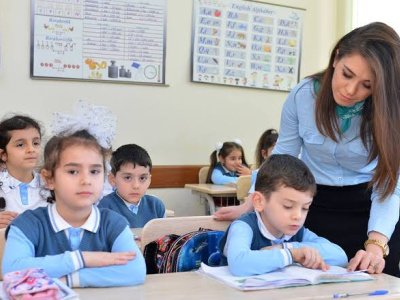 Məktəblərdə geyim qaydaları ilə bağlı müzakirələrin siyasiləşdirilməsə REAKSİYA